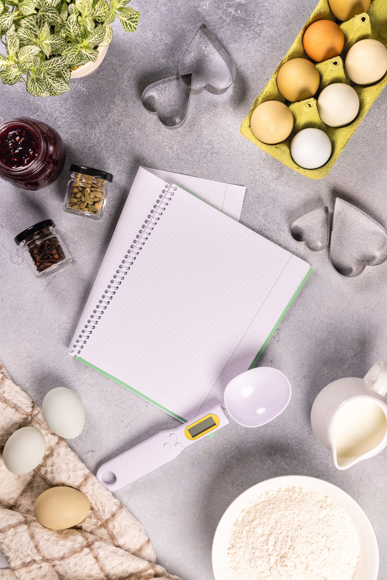 Notebook con piano di lezioni e ingredienti annotati